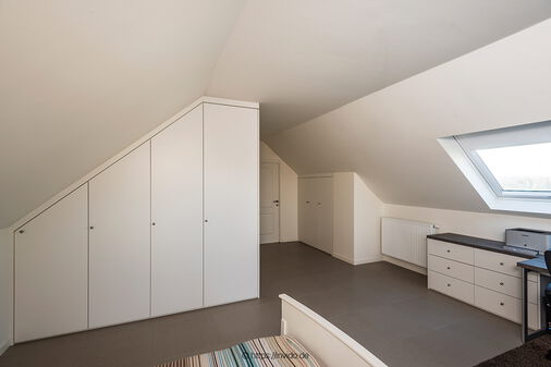 Maßgefertigter Einbaukleiderschrank unter Dachschräge