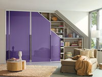 Cabinet Einbauschrank mit violetten Türen für Dachschräge